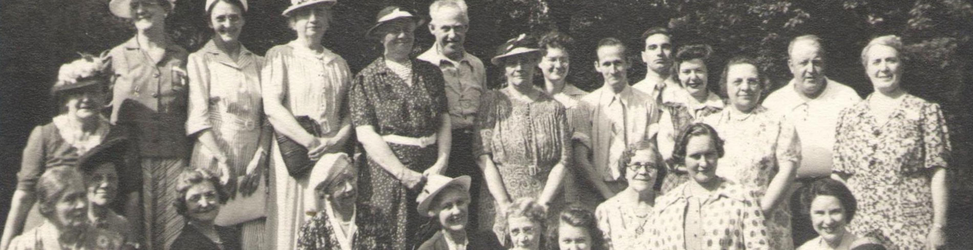 Una foto en blanco y negro de un grupo de mujeres y hombres que estaban involucrados en la Sociedad Auditiva de Chicago hace mucho tiempo